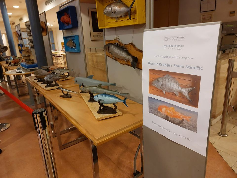 U knjižnici otvorena izložba skulptura od palminog drva Branka Kronje i Frane Stančića