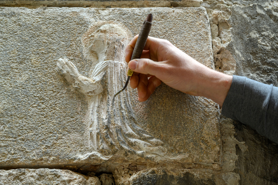 Društvo Juraj Dalmatinac obnovilo još jedan gotički portal s jedinstvenim nadvratnikom