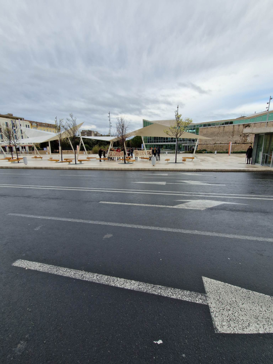 Kontraprosvjednici držali transparent 'Sloboda narodu', molitelji se pojačali 'vodičkim umjetnikom' Matešom 