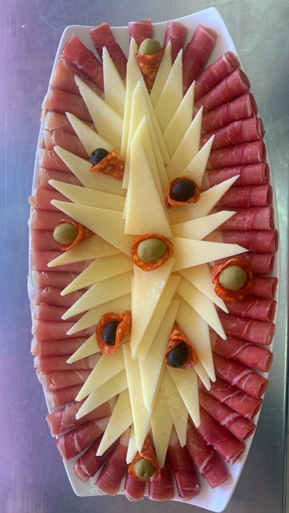 Delikatese Petrović sa šibenske pijace počastit će za Uskrs jednog čitatelja s platom za četiri osobe