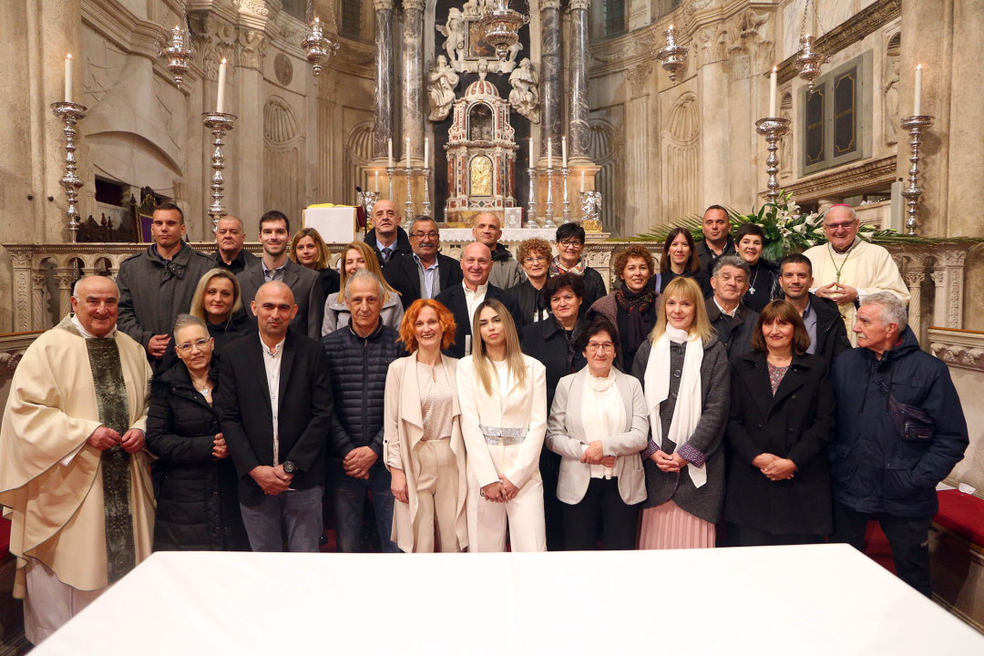 Biskup predvodio vazmeno bdijenje, četiri para vjenčana