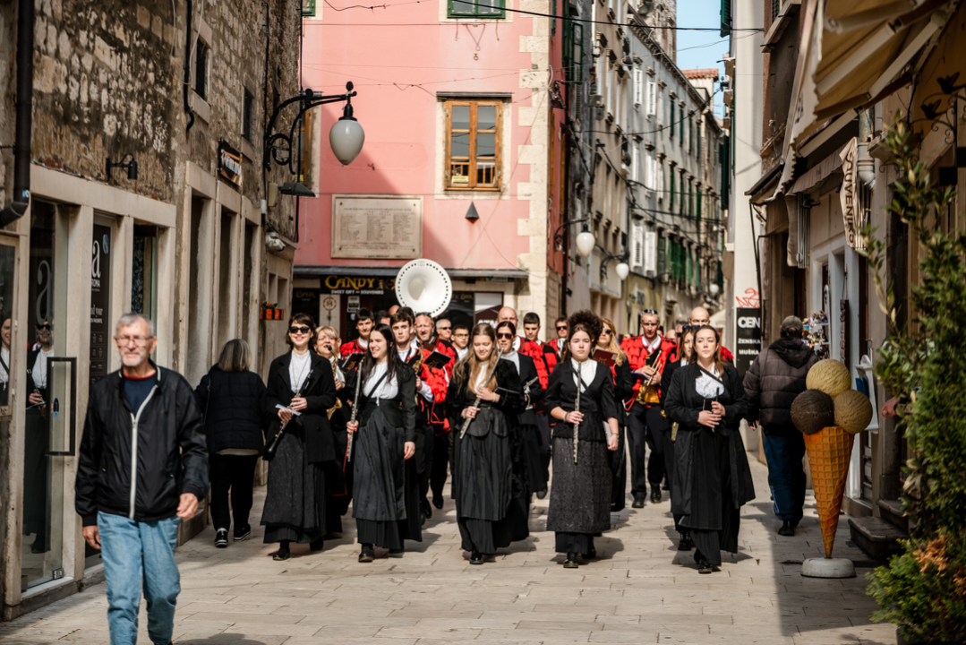 Tradicionalni šibenski Uskrsni doručak uz mega fritaju, domaća jela i slastice 