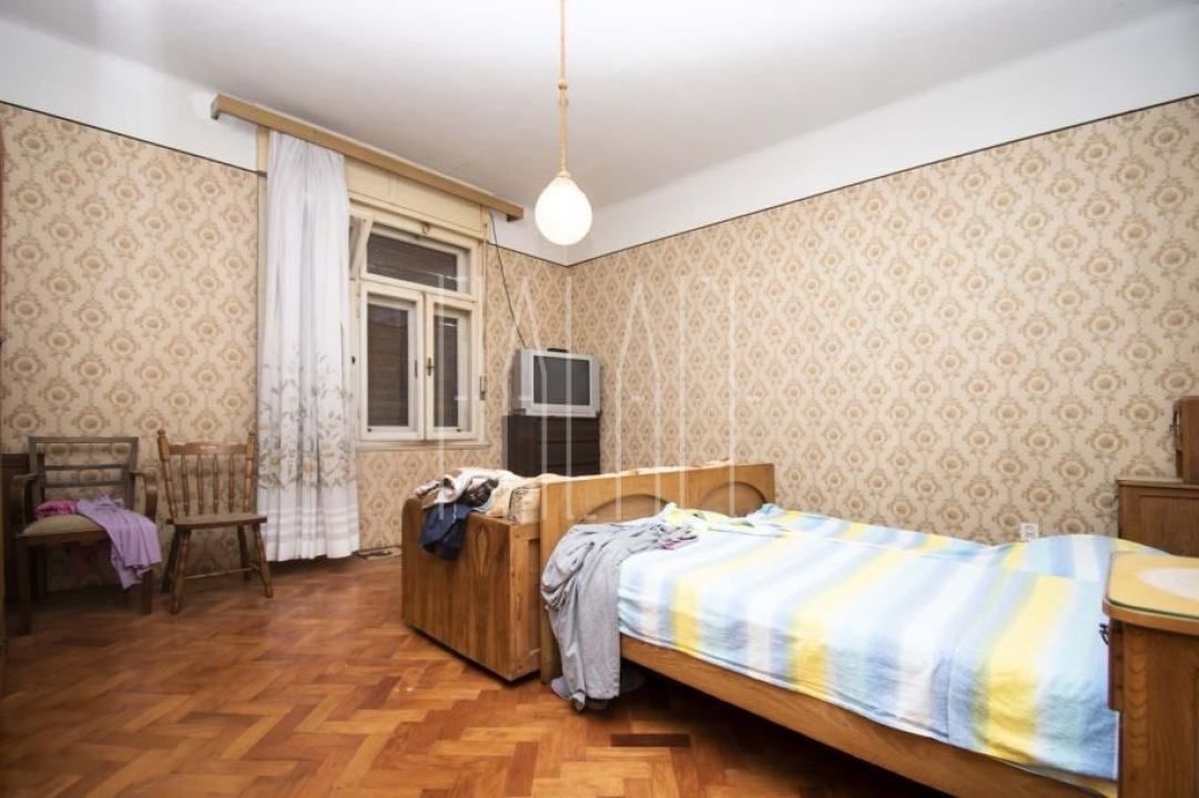 Prodaje se prostrani stan na jedinstvenoj lokaciji u centru Šibenika!