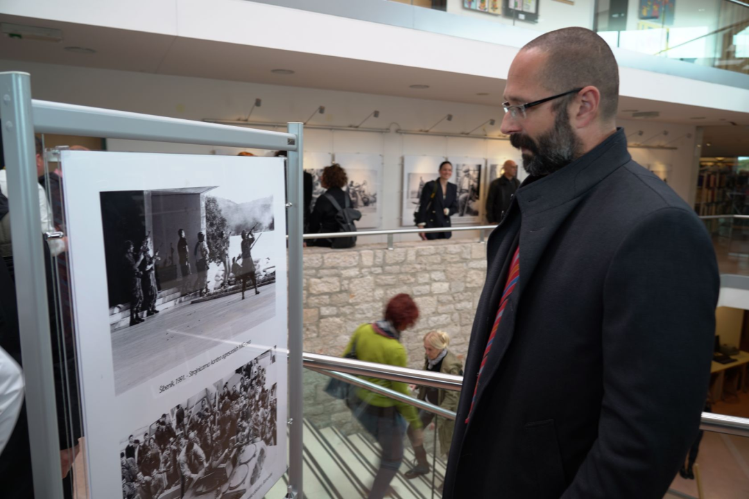 U knjižnici otvorena izložba novinske fotografije Slobodne Dalmacije '80 godina u objektivu'