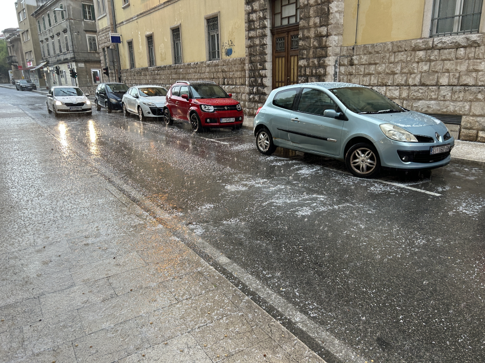 Krupa iznenadila Šibenčane, mokri se skrivali po trgovinama
