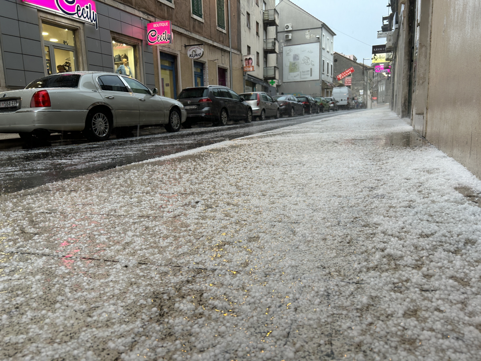 Krupa iznenadila Šibenčane, mokri se skrivali po trgovinama