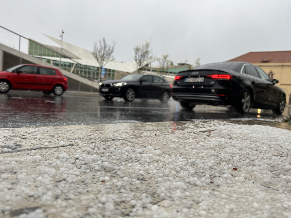 Krupa iznenadila Šibenčane, mokri se skrivali po trgovinama