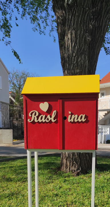 Vrijedne ruke ekipe šibenske udruge Aurora izradile kućicu za knjige  