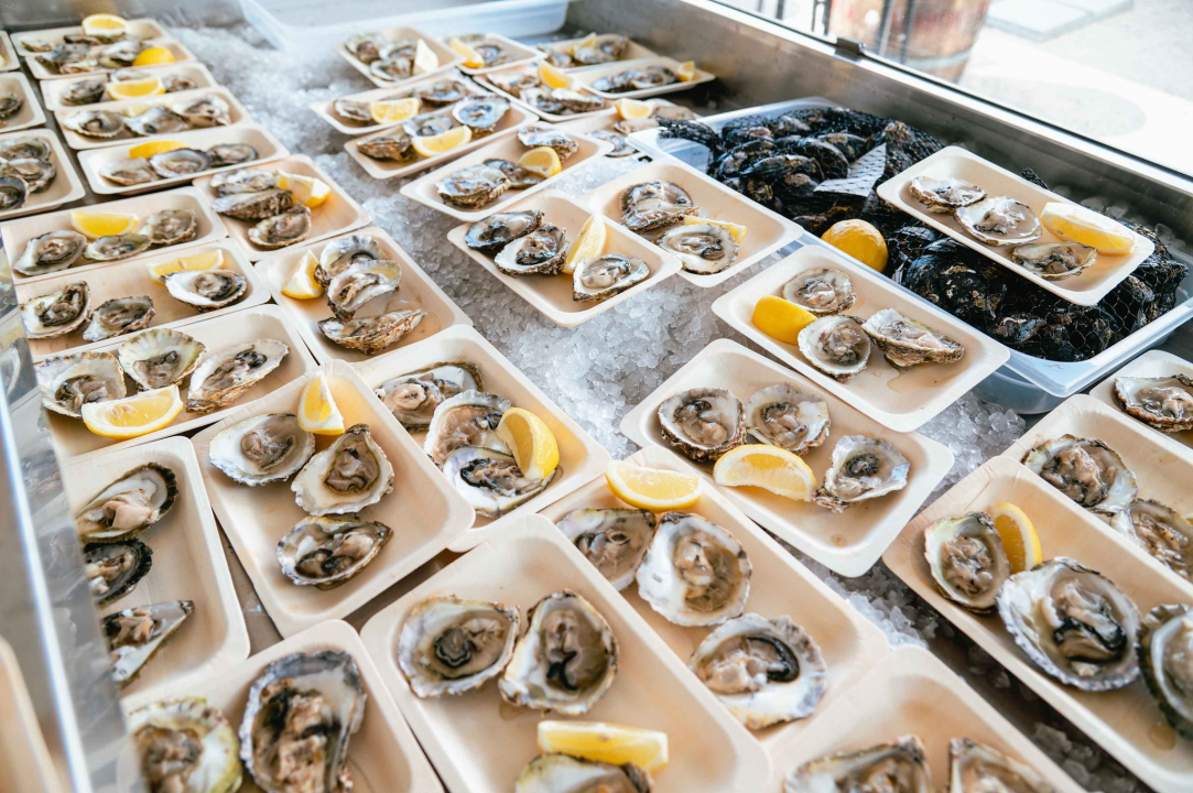 Uživajte u morskim delicijama kušaonice školjaka i vina Oyster22!