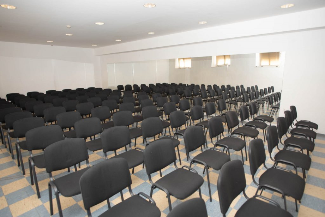 Stari prostor kninske knjižnice opremljen binom i stolicama za kazališne predstave