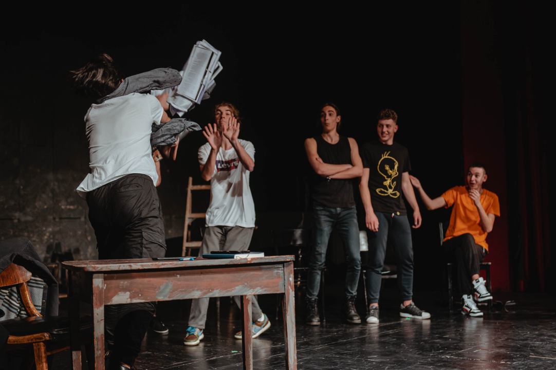 Premijera šibenske 'dice': Diletanti se u 'Kaubojima' natječu za Warholovih petnaest minuta slave 