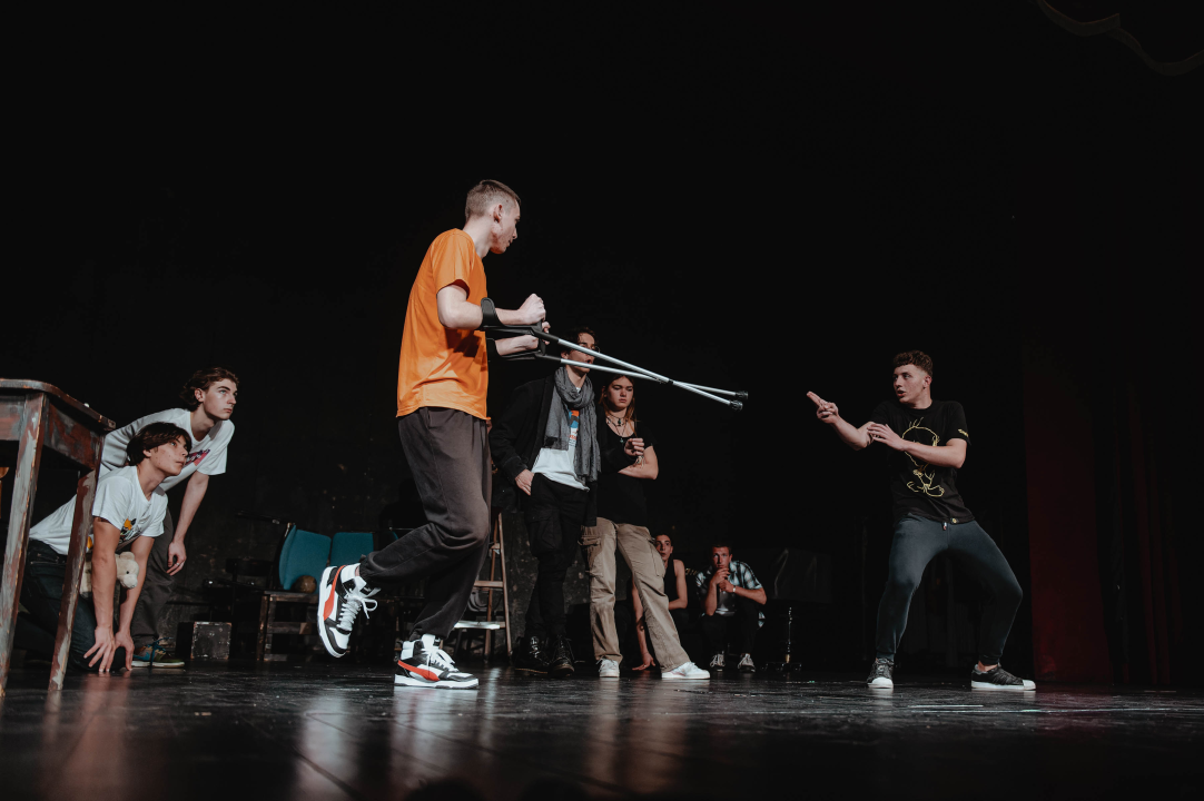 Premijera šibenske 'dice': Diletanti se u 'Kaubojima' natječu za Warholovih petnaest minuta slave 