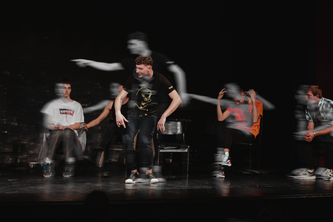 Premijera šibenske 'dice': Diletanti se u 'Kaubojima' natječu za Warholovih petnaest minuta slave 