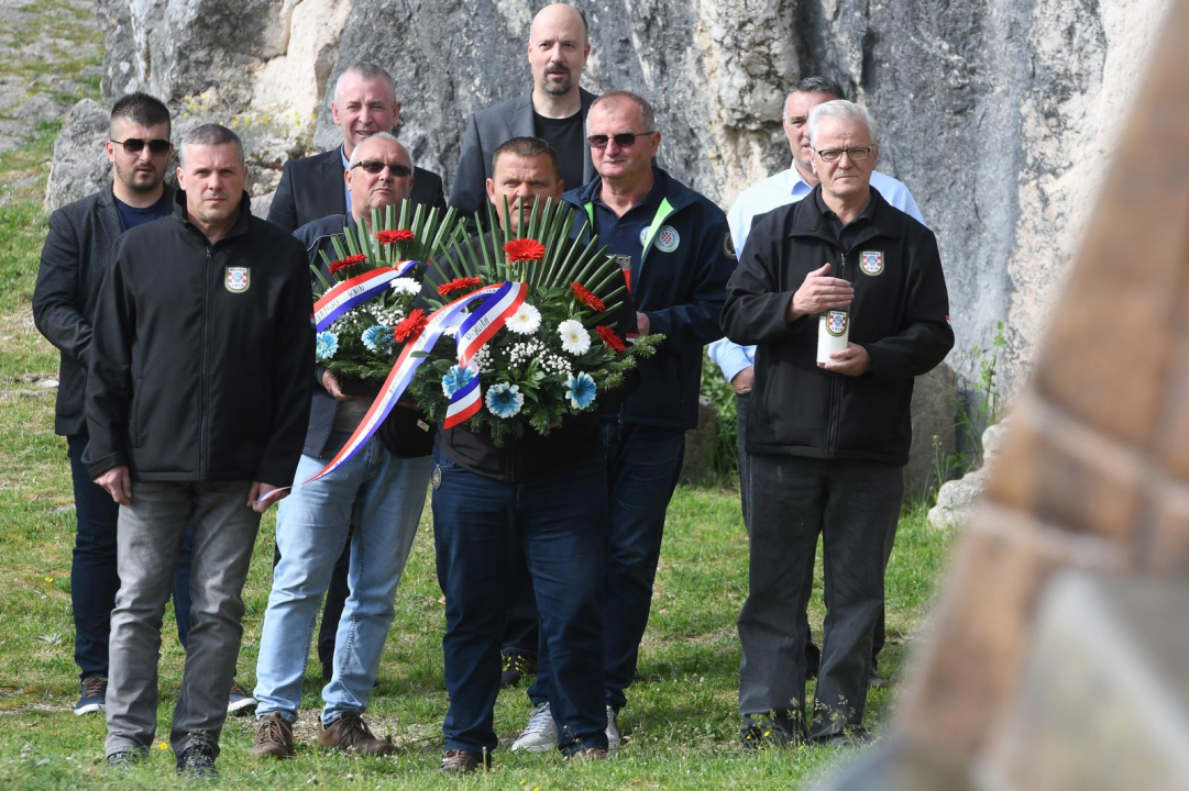 Polaganjem vijenaca na Kninskoj tvrđavi obilježena 32. obljetnica napada na Potkonje i Vrpolje   