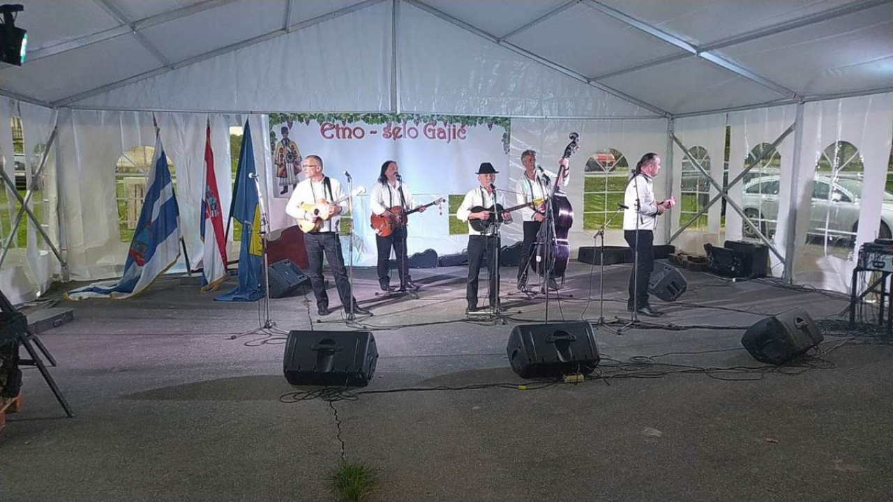 Vukšićki bećari donirali kameni križ, krstionicu i benkovački kamen za novu crkvu u Baranji