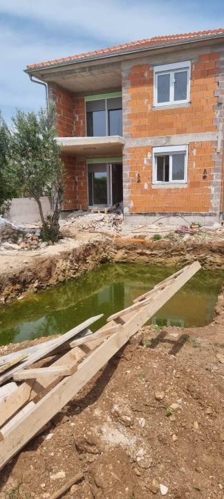 Lažna uzbuna: 'Bazen' u Pirovcu koji zauzima pola ceste je zapravo septička jama, dizalica će je vratiti u dvorište 