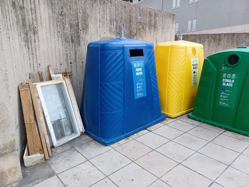 S hrpe smeća na Šubićevcu ‘nestala’ wc školjka, a ostavljen papirić: ‘Naručen je odvoz šute’