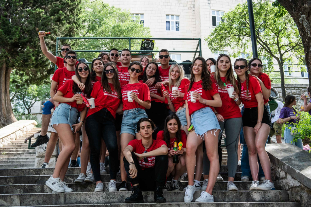 Danas je njihov dan: Maturanti se od jutra okupljaju ispred svojih škola