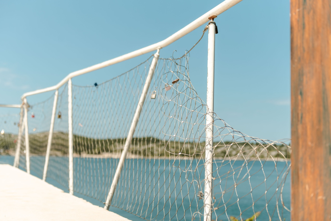 Polomljene daske i puknuta žica: Plaža Banj nije spremna za sezonu, iz Grada obećavaju da će za pet-šest dana sve ušminkati 