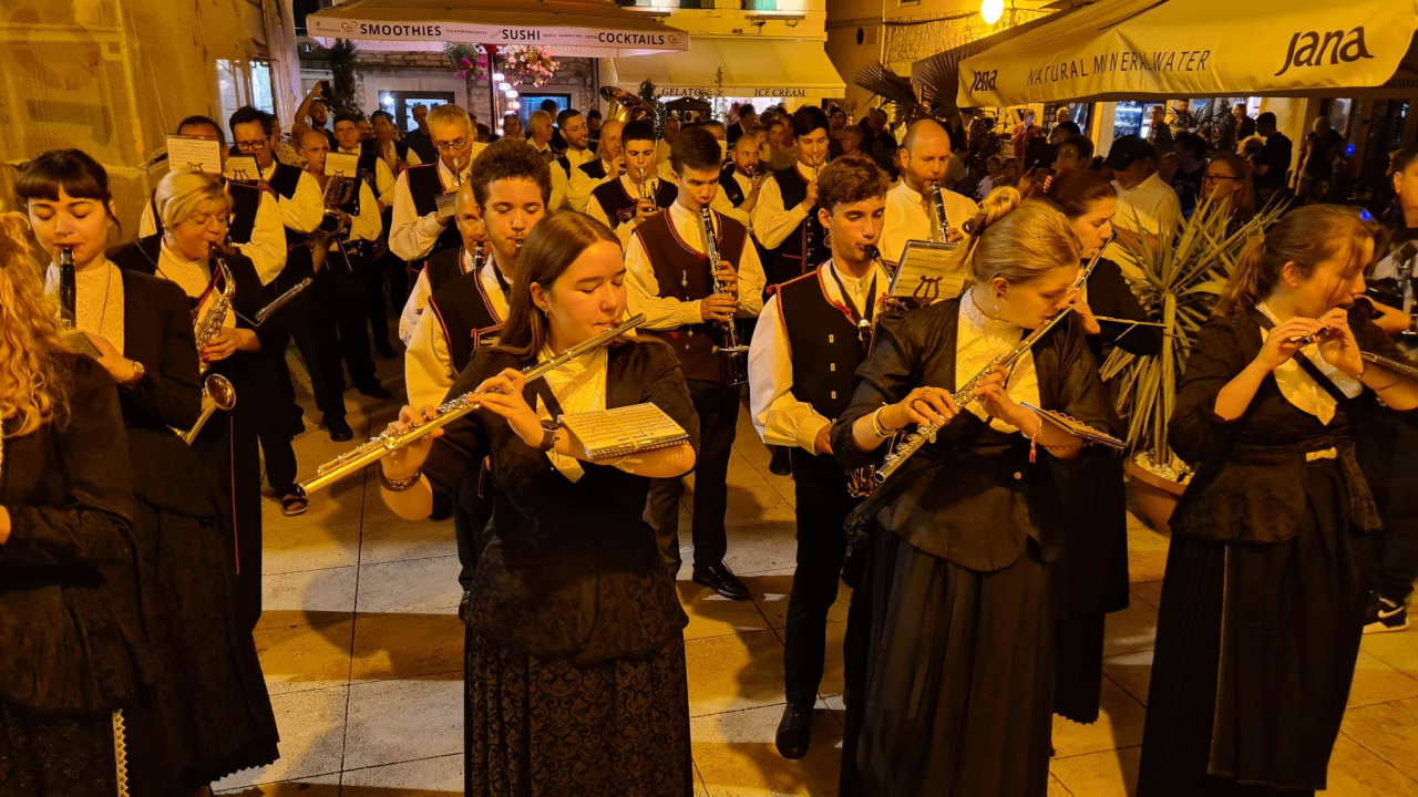 Šibenska narodna glazba nastupila ispred kazališta