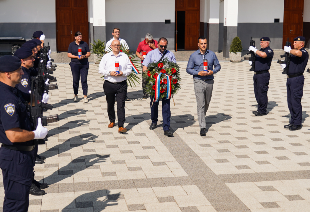 Na Kvanju položeni vijenci i zapaljene svijeće u povodu Dana Državnosti