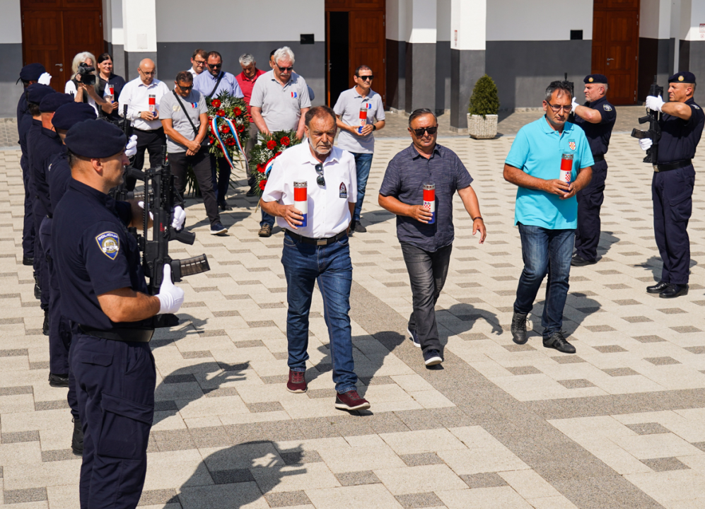 Na Kvanju položeni vijenci i zapaljene svijeće u povodu Dana Državnosti