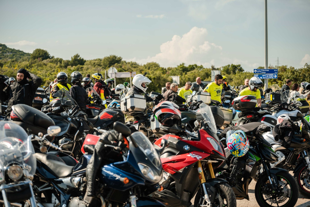 Motoristi na Šibenskom mostu: Voze od Pule do Dubrovnika i prikupljaju sredstva za bolesnu djecu