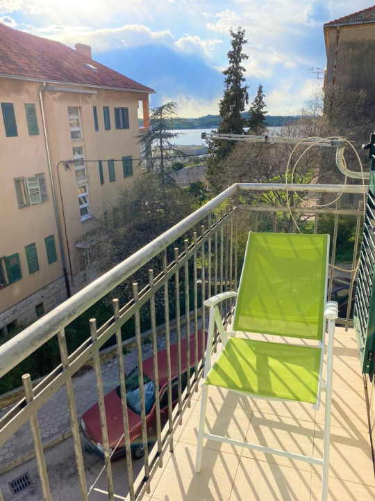 Prodaje se prekrasan kompletno renoviran stan na odličnoj lokaciji s pogledom na more!