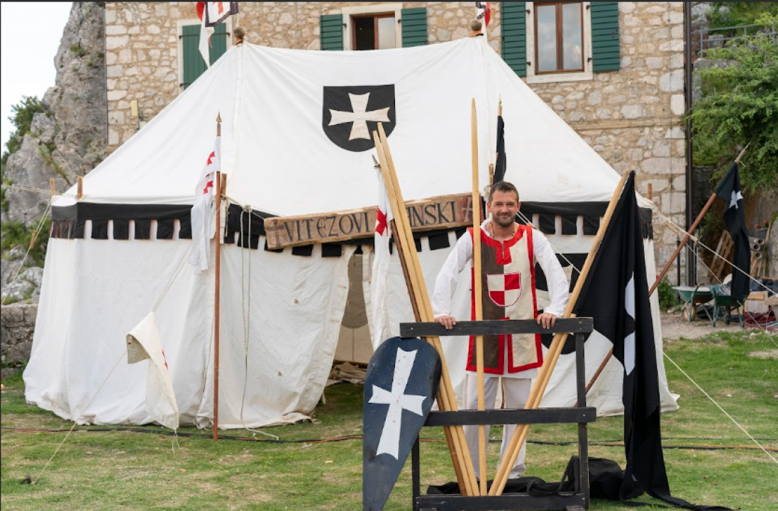 Otvoreni Zvonimirovi dani u Kninu: Jahanje, mačevanje, glagoljica...