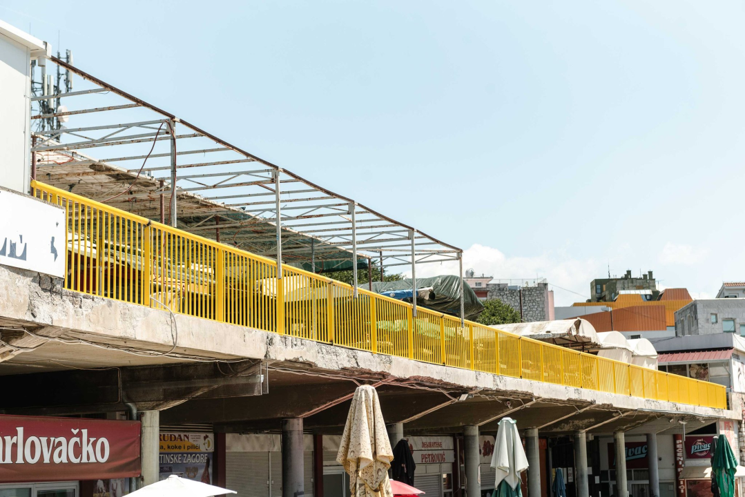 Šibenska pijaca: Žuta ograda zamijenila oronuli zid