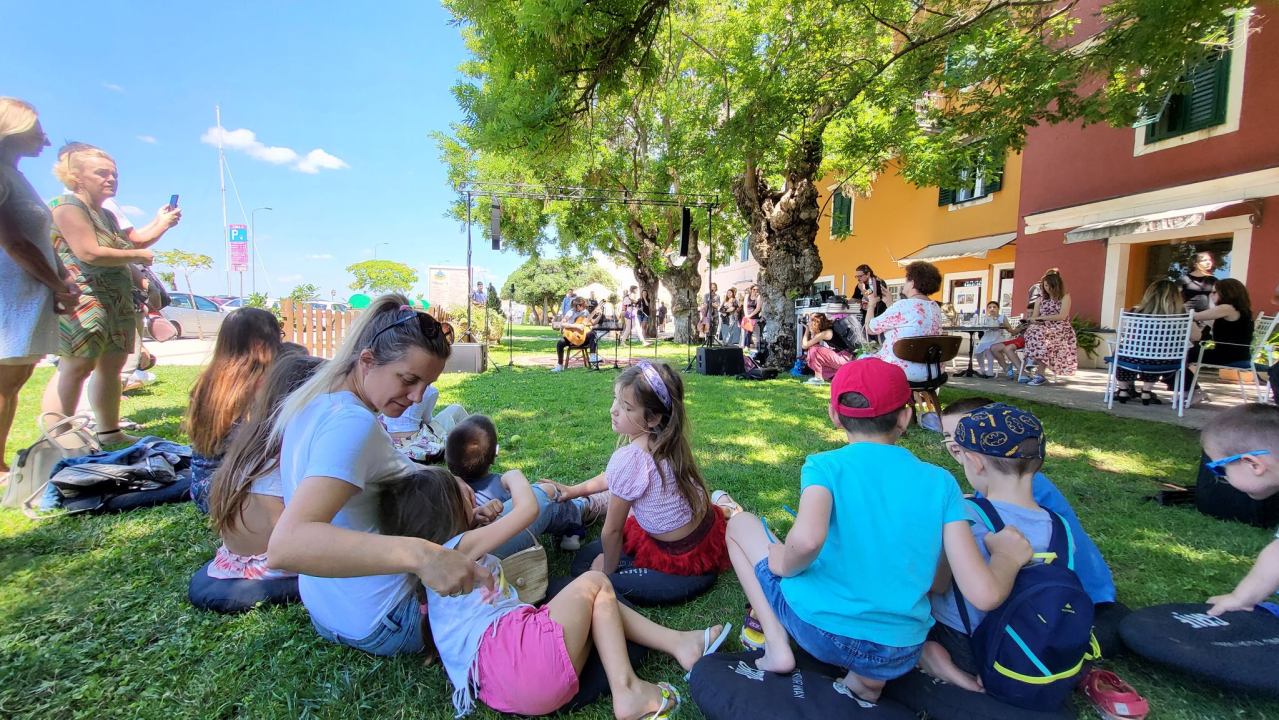 Mladi šibenski glazbenici zasvirali ispred Azimuta i pozvali na upis u Glazbenu školu