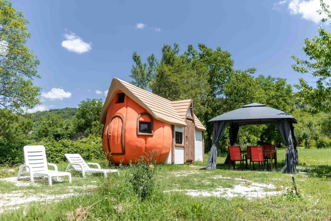 U Rupama postoji bajkovito selo u kojem možete spavati u gljivi ili bundevi