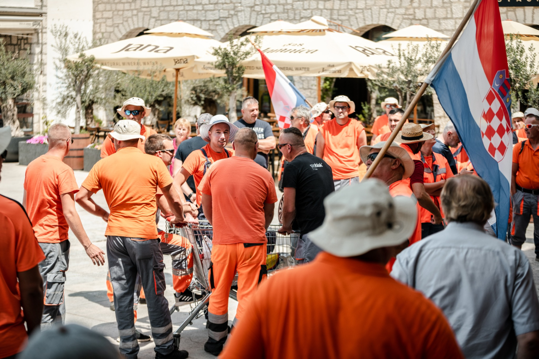 Štrajk radnika Cesta Šibenik preselio se županu pod prozor, on tvrdi: 'Iza svega stoji HDZ!'