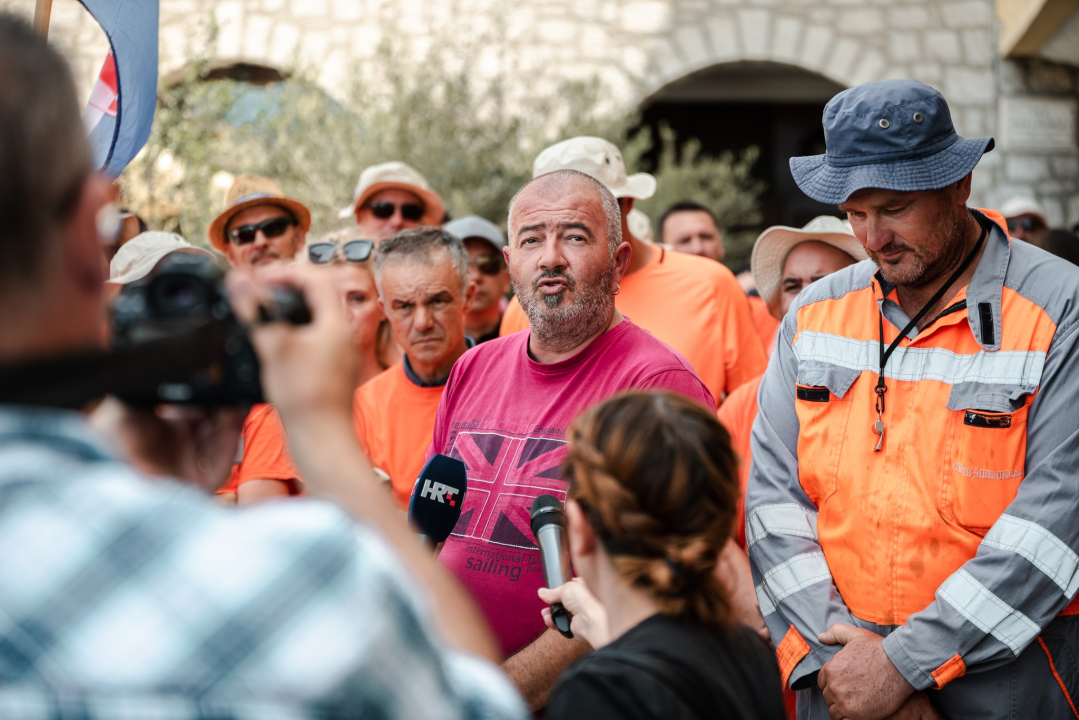 Štrajk radnika Cesta Šibenik preselio se županu pod prozor, on tvrdi: 'Iza svega stoji HDZ!'