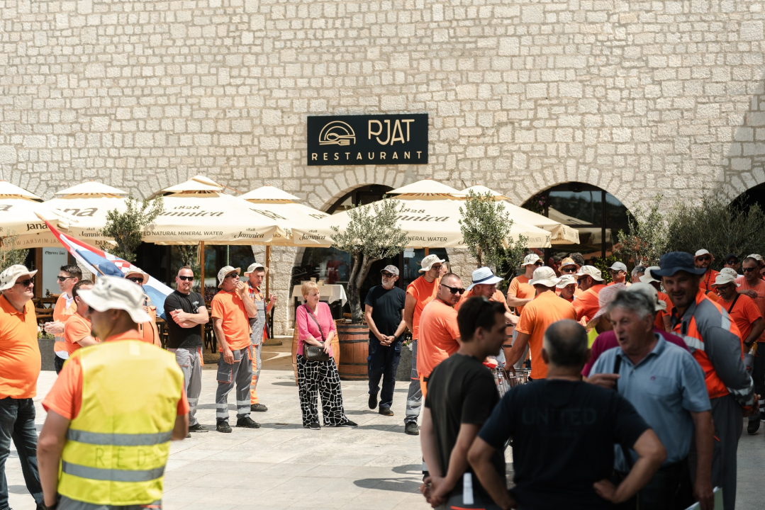 Štrajk radnika Cesta Šibenik preselio se županu pod prozor, on tvrdi: 'Iza svega stoji HDZ!'