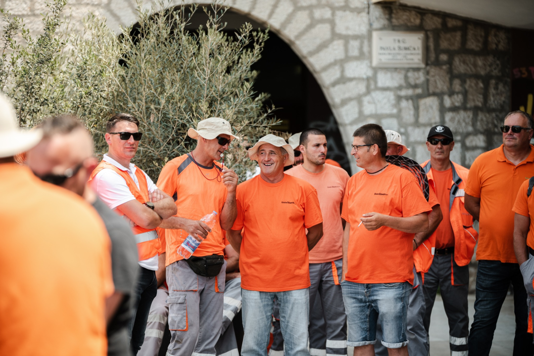 Štrajk radnika Cesta Šibenik preselio se županu pod prozor, on tvrdi: 'Iza svega stoji HDZ!'