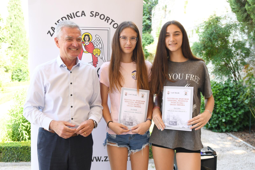 Druženje gradonačelnika i mladih, uspješnih šibenskih sportaša u vrtu Sv. Lovre