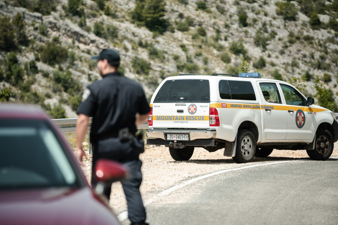 Helikopter koji se srušio u kanjon Čikole zapeo za zipline: Traje potraga za trećim putnikom, uskoro istraga