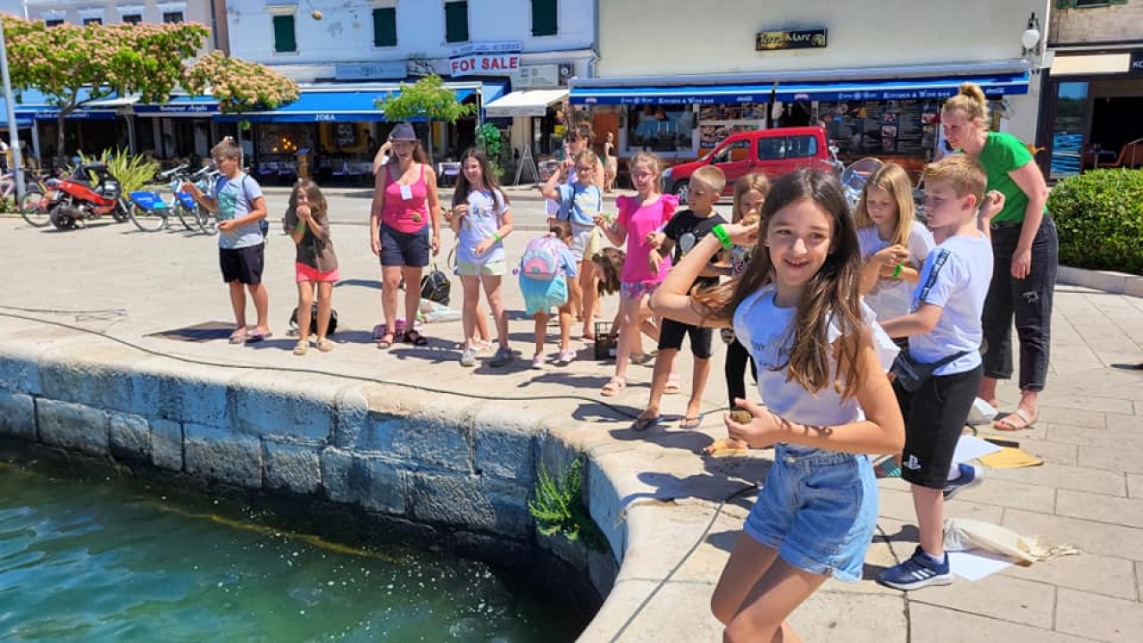 Šibenska djeca čistila i oplemenila more uz rivu: Na mulu Krke poletjelo na desetke eko-kuglica