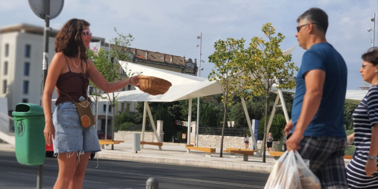 Performans pred moliteljima u Šibeniku: 'Uberimo plodove ženske borbe za slobodu'