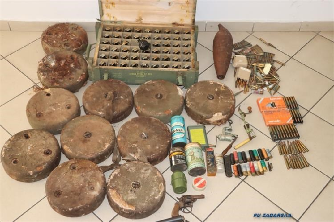 Zapljena oružja u Biogradu: Muškarcu (67) policija oduzela pravi arsenal