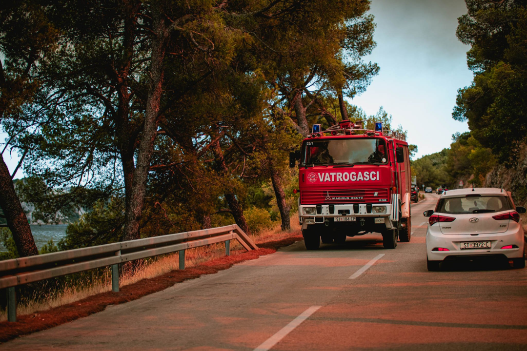 Godišnjica strašnog požara u Zatonu i Raslini: ‘Sjećam se bijele pjene koja lebdi zrakom ispunjenim dimom. Vrijeme je stalo’ 