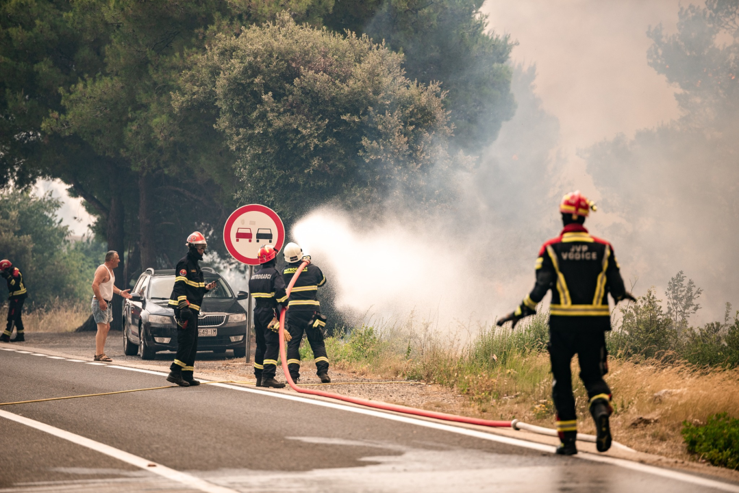 FOTOGALERIJA: Vatrogasci i stanovnici bore se s požarom u Grebaštici