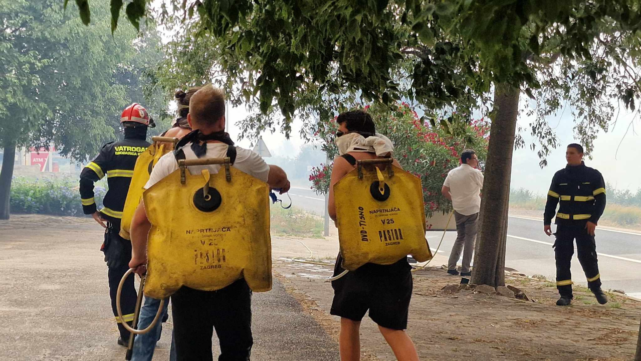 FOTOGALERIJA iz središta požara: Grčevita borba protiv vatre i vjetra