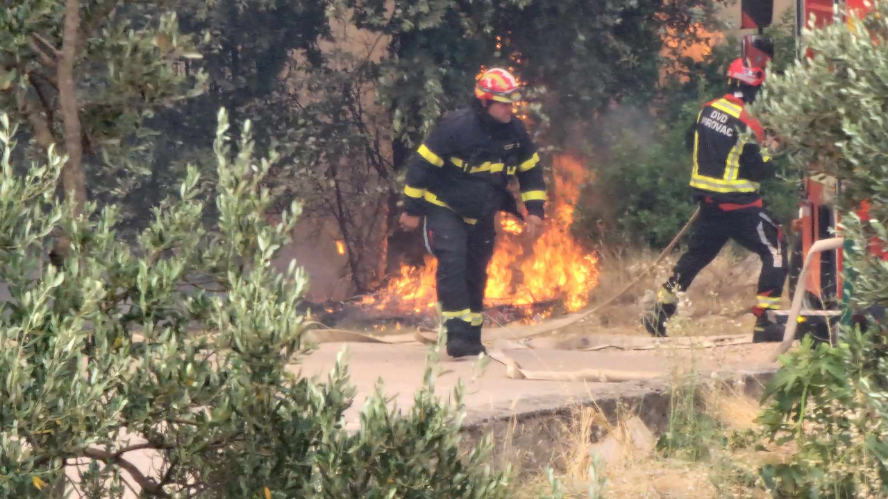 Objekti nisu ugroženi, vatrogasci ostaju na terenu cijelu noć