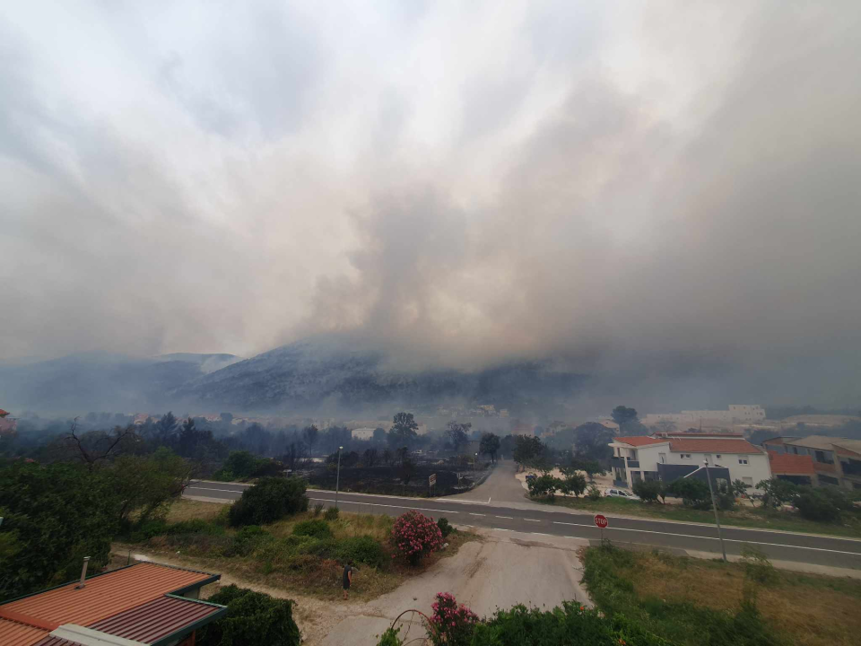 FOTOGALERIJA iz središta požara: Grčevita borba protiv vatre i vjetra