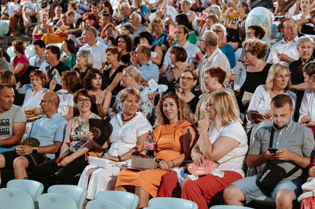 Raskoš i sjaj Ansambla Lado na Tvrđavi sv. Mihovila: Bogatstvo nošnji i spektakularni plesovi oduševili šibensku publiku