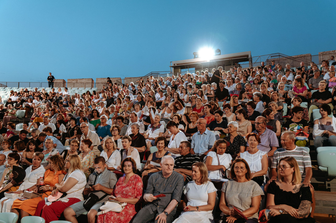 Raskoš i sjaj Ansambla Lado na Tvrđavi sv. Mihovila: Bogatstvo nošnji i spektakularni plesovi oduševili šibensku publiku