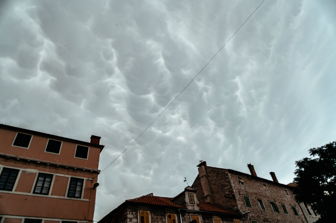 Nevrijeme stiglo do Šibenika i donijelo zanimljive mammatus oblake