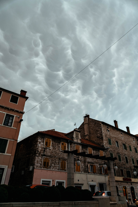 Nevrijeme stiglo do Šibenika i donijelo zanimljive mammatus oblake
